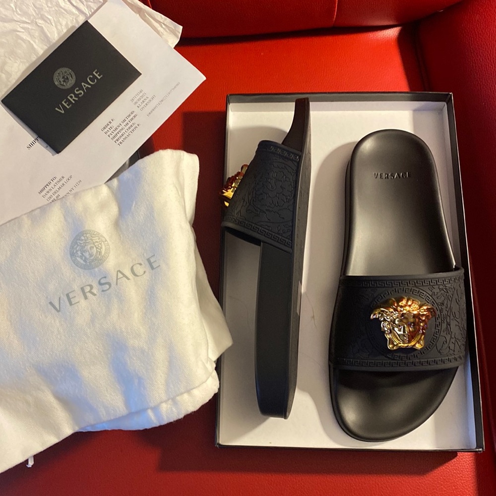VERSACE-“NEVER WORN” BLACK “NWT”-Pizzo Pool Slides Size 40(10)